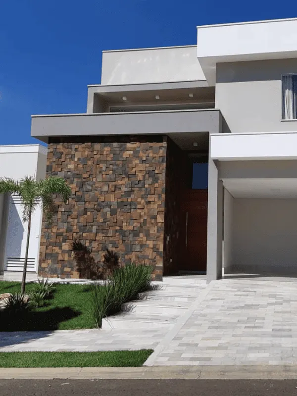 Fachada de residência revestida com Pedra Ferro